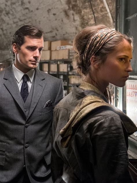 O filmaço de espionagem Henry Cavill e Alicia Vikander para você