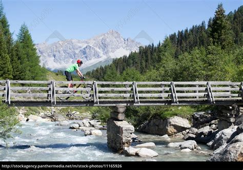 Mountainbiker Berqueren Br Cke Stock Photo Bildagentur