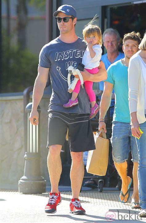 Chris Hemsworth Paseando Con India Rose En Brazos Por Malibú Foto En Bekia Actualidad