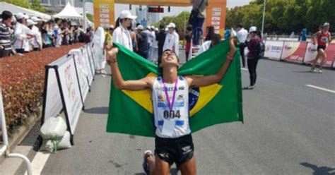 No pódio Caio Bonfim é bronze na marcha atlética