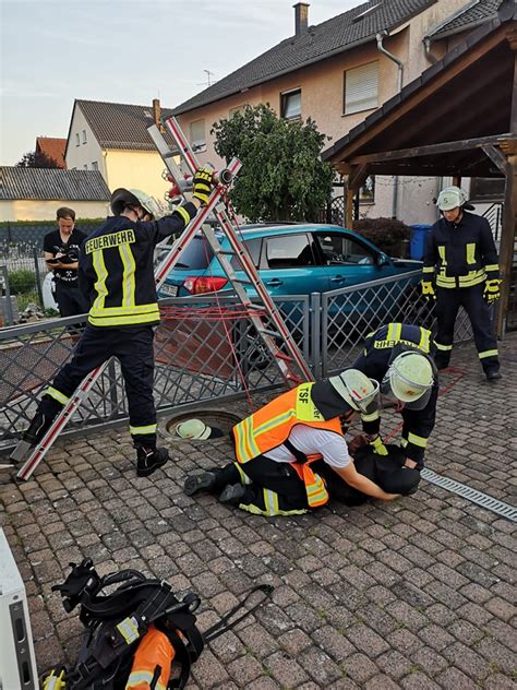 Menschenrettung Aus Einem Schacht Freiwillige Feuerwehr Lindheim