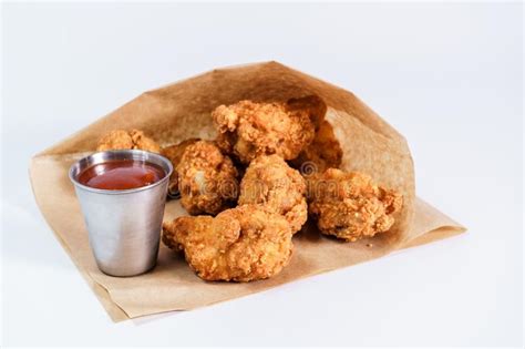 Ali Di Pollo Fritto Con Salsa Al Pomodoro Su Un Fondo Bianco Immagine