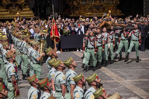 Málaga vive con emoción el traslado del Cristo de Mena por la Legión