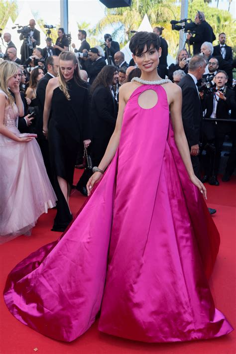 Photo Miss France était resplendissante dans une longue robe fushia