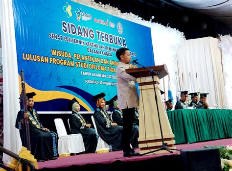 Wakili Penjabat Gubernur Kadinkes Beri Reward Wisudawan Terbaik