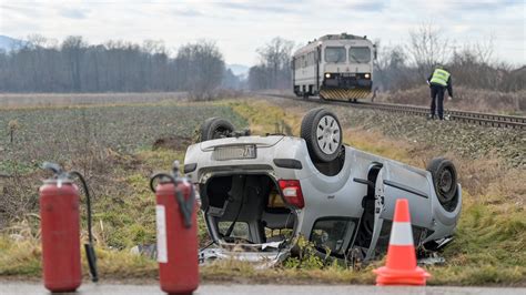 FOTO Putnički vlak naletio na auto u Gojancu na terenu vatrogasci i