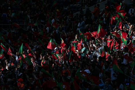 Adeptos Rumam Ao Estádio Do Dragão Para Assistir Ao Jogo De Portugal