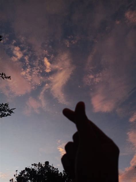 Foto Aesthetic Tangan Di Langit 47 Koleksi Gambar