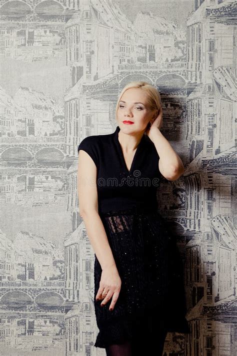 Jeune Femme Blonde Posant Dans La Robe Noire Image Stock Image Du Caucasien Contenu