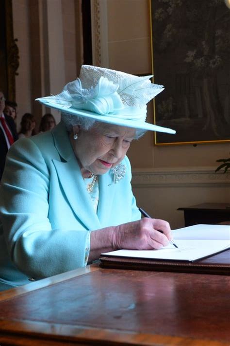 Queen Elizabeth Steckbrief News Bilder Gala De