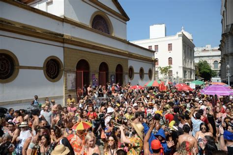 Foli Es Se Divertem Em Blocos Pela Cidade Do Rio Mesmo Sem Apoio Da