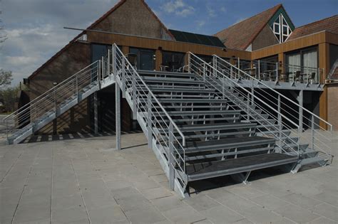 Dejo Roosters Voor Tribune Dejo Metaalindustrie