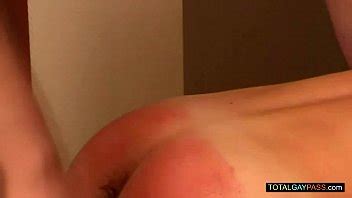 La pequeña perra gay es azotada XVIDEOS