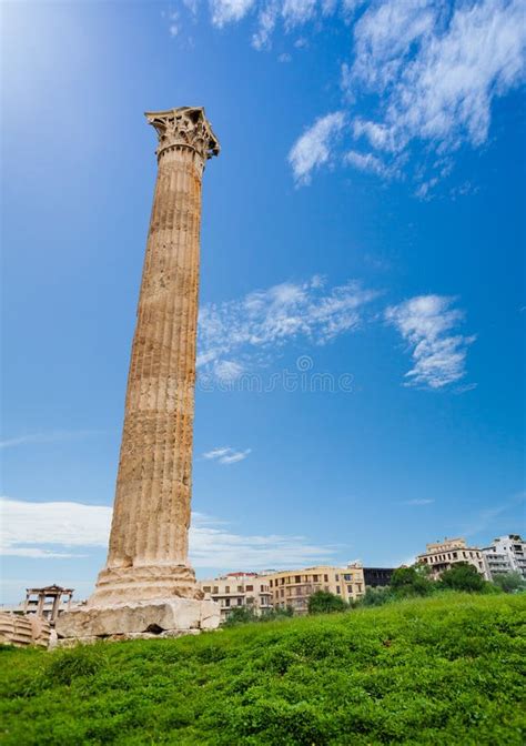 Una Columna De Templo De Zeus En Atenas Grecia Imagen De Archivo