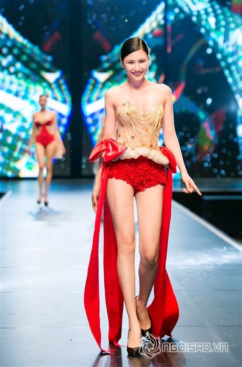 Đã mắt với phần trình diễn bikini của Ngọc Trinh và dàn chân dài