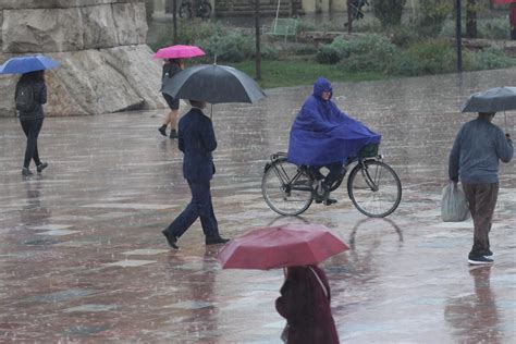 Vranësira dhe reshje shiu ulen lehtë temperaturat si parashikohet