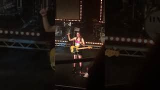 Este Got Naked On Stage Fan Takes Shirt Off Girl Power Want You Back Story Haim Dublin 12