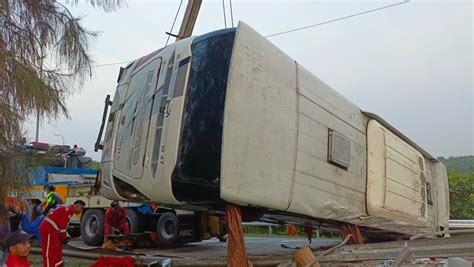 Identitas Korban Tewas Kecelakaan Maut Bus Handoyo Di Tol Cipali