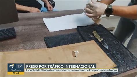 PF prende passageiro que tentava embarcar 4 4 kg de cocaína no