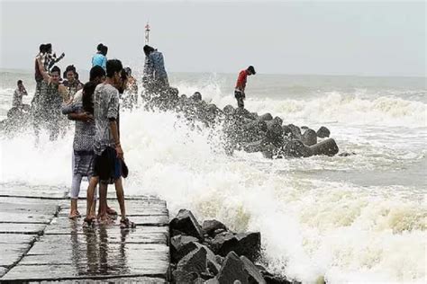 Digha আচমকা দিঘার এ কী ছবি ভিড়ে থিকথিক করছে গোটা সমুদ্র শহর হঠাৎ কী