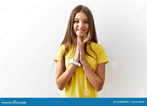 Joven Adolescente De Brunette Parado Sobre Un Fondo Aislado Rezando Con