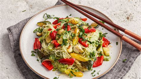 Reisnudelsalat Mit Paprika Und Zucchini