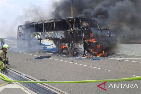 Bus Pariwisata Hangus Terbakar Di Ruas Tol Becakayu Antara News