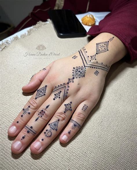 Épinglé sur Nails en 2024 Tatouage au henné Tatouage henné Modèles