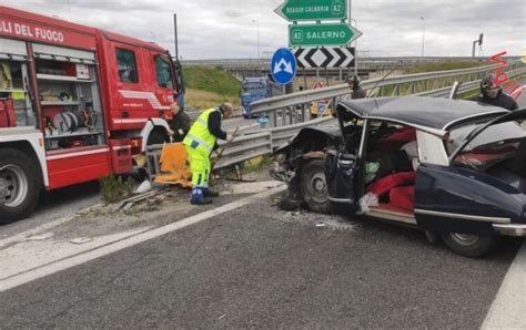 Tragico Incidente Sull A All Altezza Di Lamezia Auto Contro