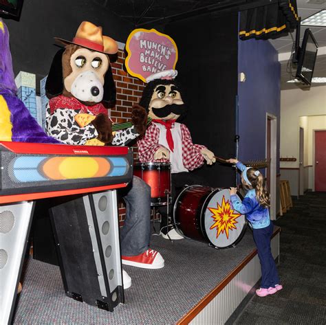 Chuck E Cheese Animatronic