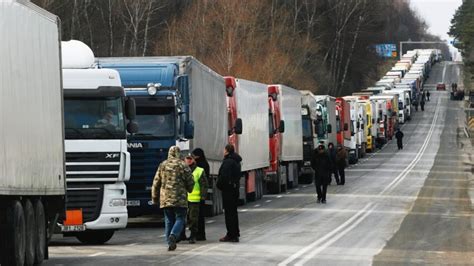 Прикордонники розповіли скільки вантажівок в чергах на кордоні з Польщею Новини Live