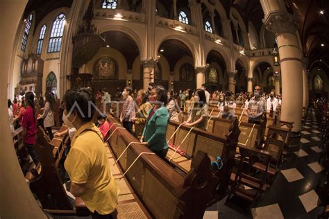 Misa Malam Natal Gereja Katedral Jakarta Antara Foto