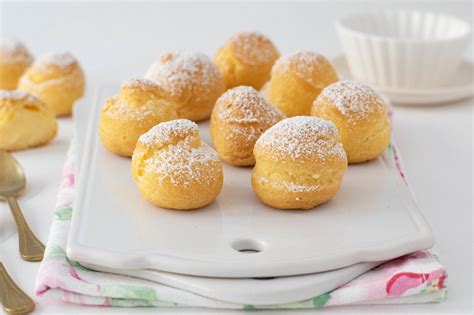 Profiteroles De Crema Delicioso Relleno Cremoso Con Exterior Crujiente