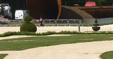 Artista britânico causa polêmica escultura em forma de vagina na França