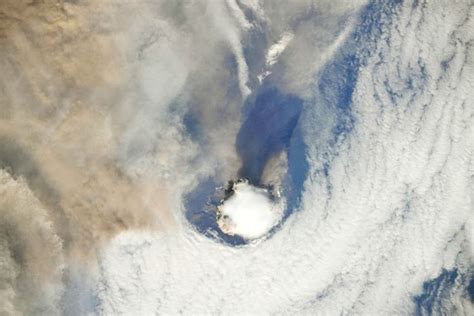 Stunning Pictures Of Volcanic Eruptions Seen From Space Amusing Planet