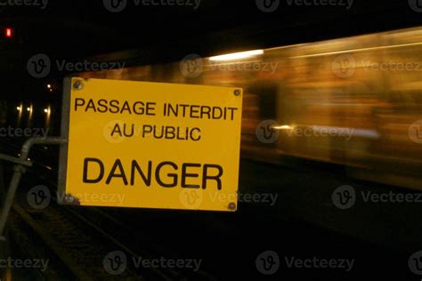 Passage Interdit à Le Publique Danger Signe Dans Français 21632007 Photo De Stock Chez Vecteezy