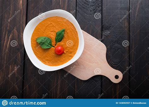 Sopa De Creme Da Ab Bora E Da Cenoura Na Bacia Em Um Fundo De Madeira R