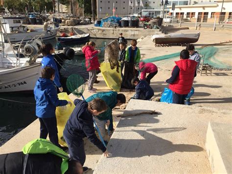 Alumnos del CEIP Port de Xàbia en una recogida de plásticos Jávea