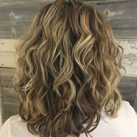 24 Best Shoulder Length Curly Hair Ideas 2019 Hairstyles Medium