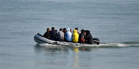 Des migrants syriens secourus par l armée libanaise après un naufrage