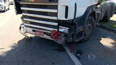 Carreta não consegue frear e bate em carro na Avenida Carlos Luz em