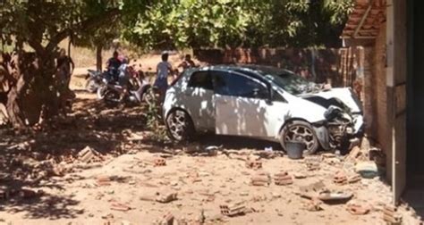 V Deo Carro Desgovernado Derruba Muro E Atinge Parede De Casa