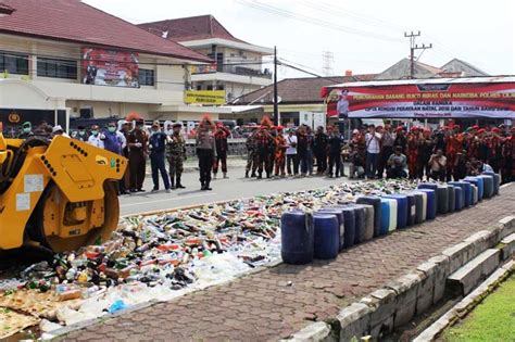 Putus Peredaran Miras Dan Narkoba Ribuan Botol Miras Dimusnahkan