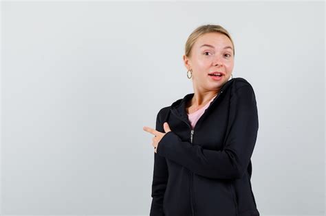 Jeune Femme Blonde Dans Une Veste Noire Photo Gratuite