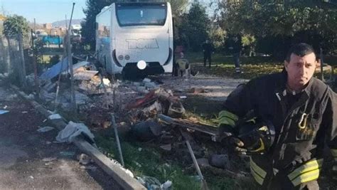 Strade Maledette Un Pullman Con A Bordo Bambini E Uscito Fuori