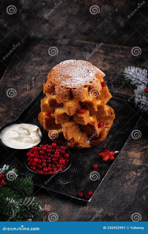 Pastel Tradicional De Navidad Italiano Pandoro Imagen De Archivo