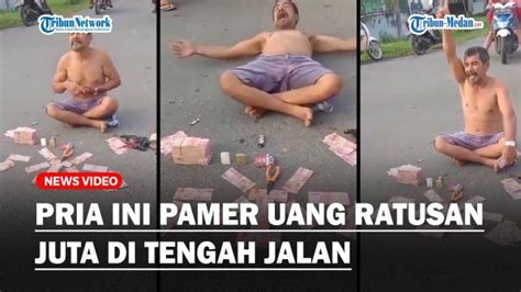 TELANJANG DADA Pria Ini Pamer Uang Ratusan Juta Di Tengah Jalan