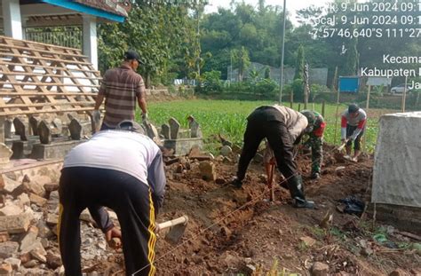 Gotong Royong Babinsa Kodim Ponorogo Kerja Bakti Buat Pagar Di