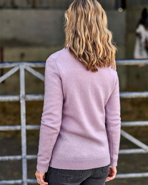 Zartes Violett Pullover mit V Ausschnitt aus Lammwolle für Damen