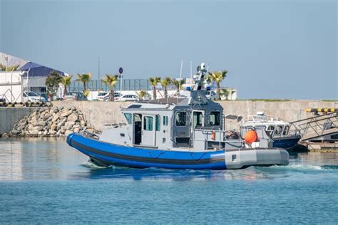 Velas De Um Barco Patrulha Da Guarda Costeira Perto Da Costa Foto De